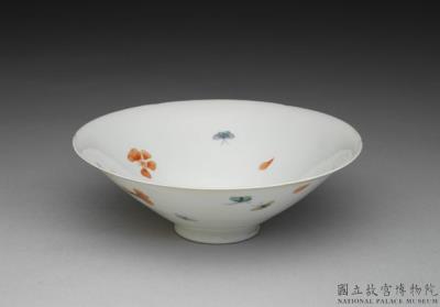 图片[2]-Bowl with lobed rim and wucai polychrome decoration of plum blossoms and butterflies, Ming dynasty, Chenghua reign (1495-1487)-China Archive